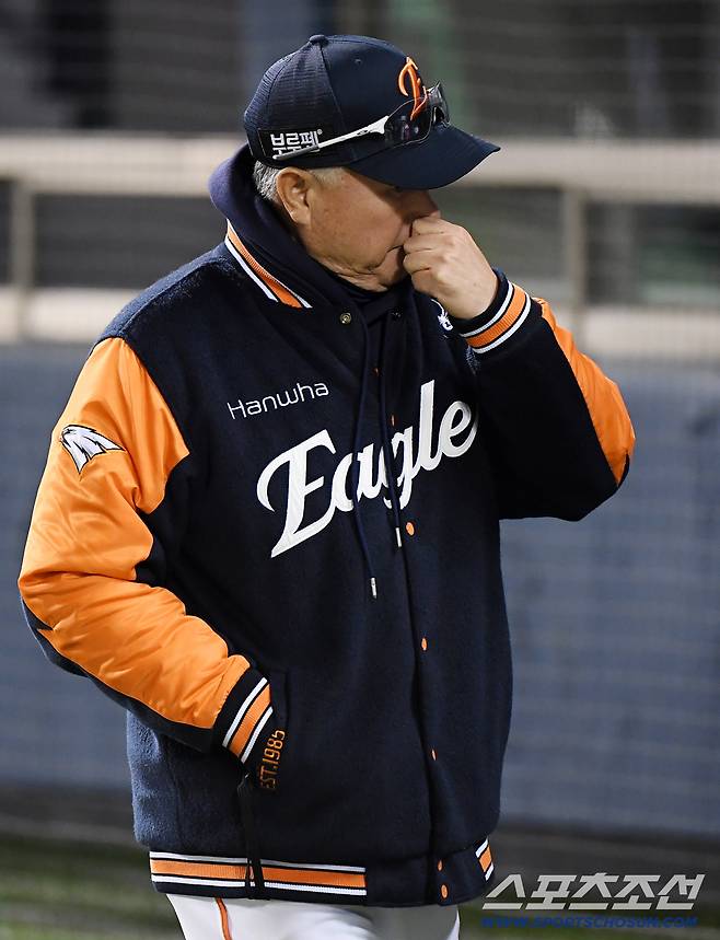 '잠실 2연패' 한화, 너무 아쉽다...와이스는 왜 PO 5차전 던졌고, 류현진은 왜 밀고 나갔나