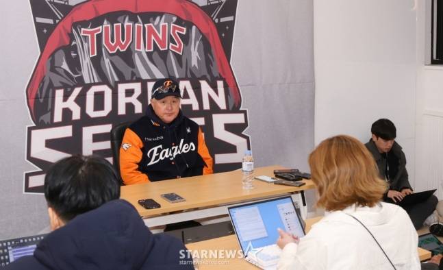 '사과' 김경문 감독, 기자회견장서