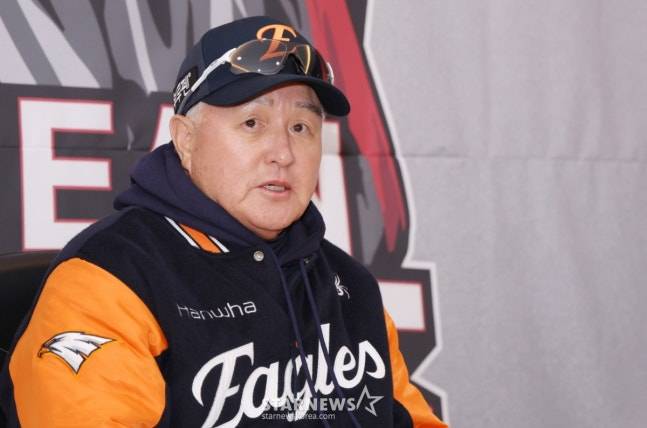 '사과' 김경문 감독, 기자회견장서