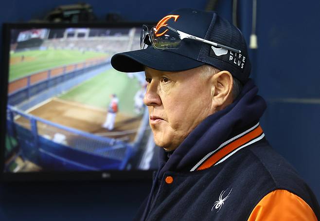 ‘이러다 진짜 5번째 KS 스윕패 당할 판…’ 김경문 감독의 한참 느리고, 의문투성이 투수 교체가 한화의 19년만 KS를 벼랑 끝으로 몰았다 [잠실 KS 2차전 리뷰]