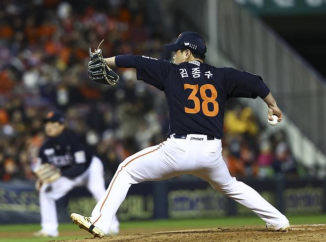 ‘이러다 진짜 5번째 KS 스윕패 당할 판…’ 김경문 감독의 한참 느리고, 의문투성이 투수 교체가 한화의 19년만 KS를 벼랑 끝으로 몰았다 [잠실 KS 2차전 리뷰]