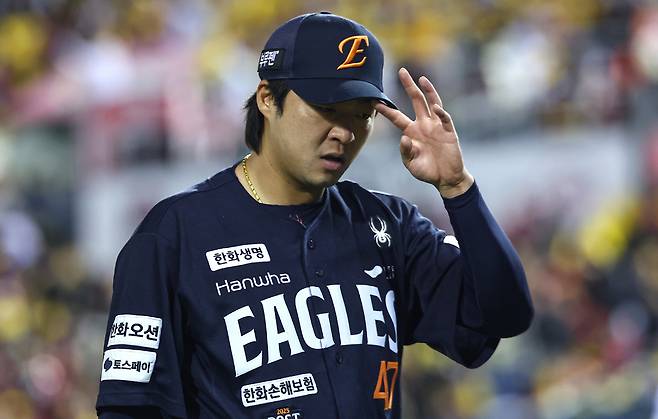 ‘이러다 진짜 5번째 KS 스윕패 당할 판…’ 김경문 감독의 한참 느리고, 의문투성이 투수 교체가 한화의 19년만 KS를 벼랑 끝으로 몰았다 [잠실 KS 2차전 리뷰]