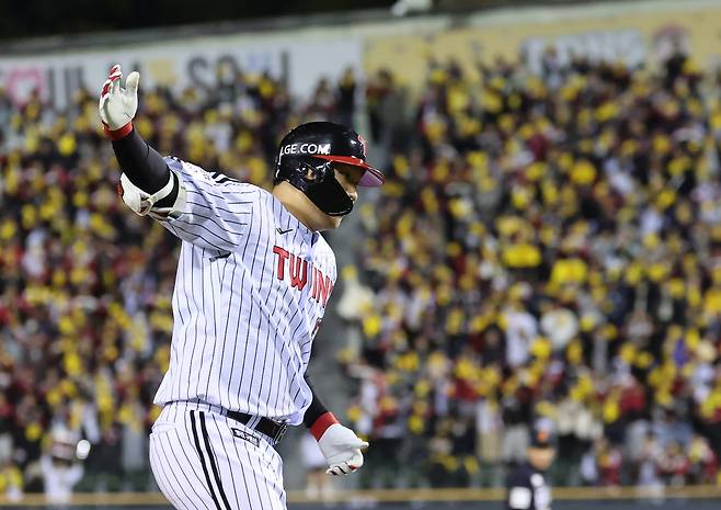 ‘이러다 진짜 5번째 KS 스윕패 당할 판…’ 김경문 감독의 한참 느리고, 의문투성이 투수 교체가 한화의 19년만 KS를 벼랑 끝으로 몰았다 [잠실 KS 2차전 리뷰]