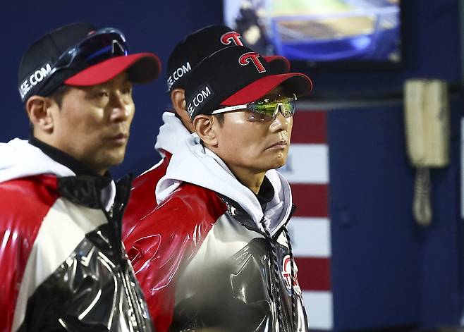 ‘이러다 진짜 5번째 KS 스윕패 당할 판…’ 김경문 감독의 한참 느리고, 의문투성이 투수 교체가 한화의 19년만 KS를 벼랑 끝으로 몰았다 [잠실 KS 2차전 리뷰]