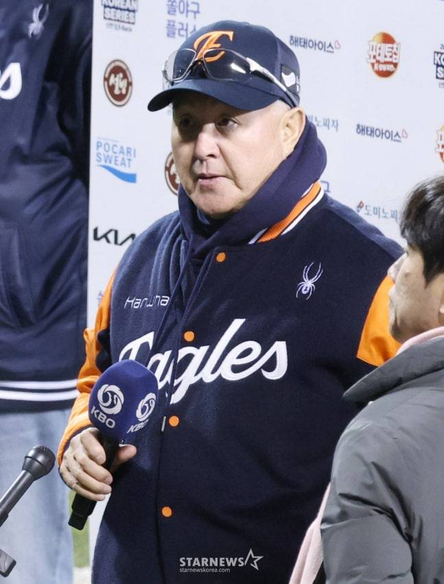 '팬들에 사과' 김경문 감독, 기자회견장서