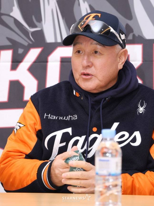 '팬들에 사과' 김경문 감독, 기자회견장서