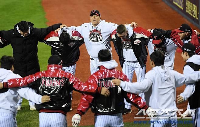 정규시즌 1위 이러니 해야한다…고작 2승? LG, 우승 100% 확률 잡았다 [KS2]