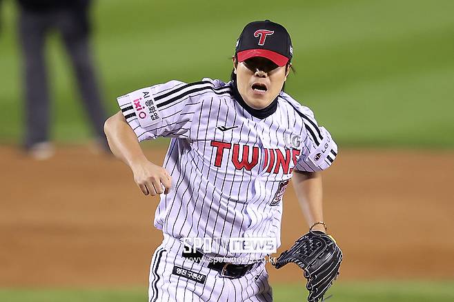 방출→LG 입단→20승 93홀드 헌신→KS 철벽구원…이런 40세 투수 또 없습니다