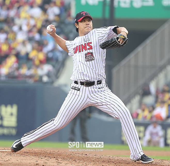 방출→LG 입단→20승 93홀드 헌신→KS 철벽구원…이런 40세 투수 또 없습니다