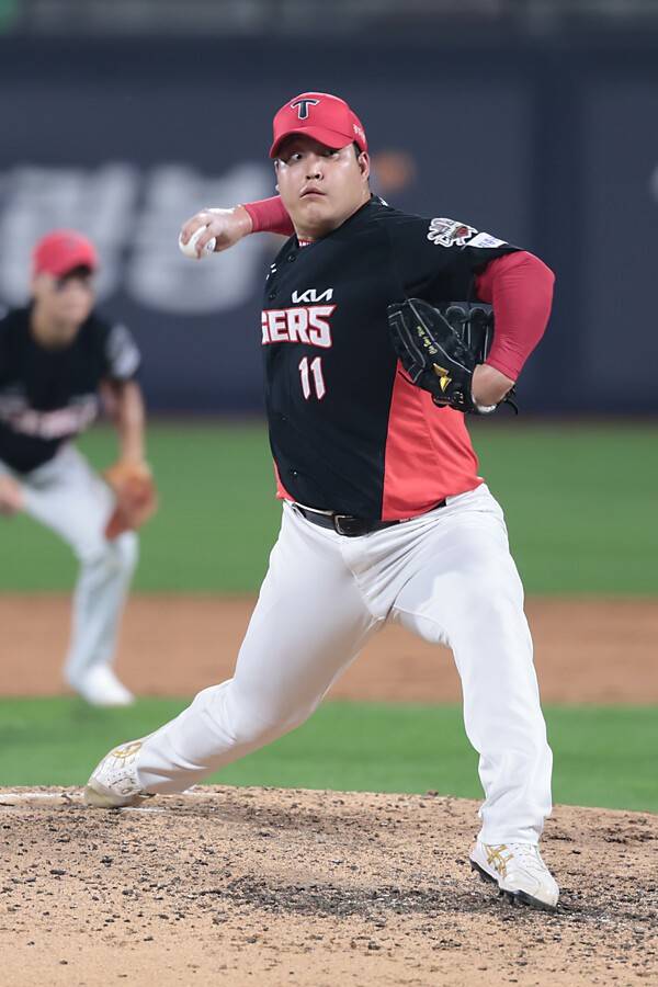 'FA 최대어' 될 줄 알았는데, 홀드 신기록에도 조상우는 웃을 수 없었다…시장의 판단은 어떨까