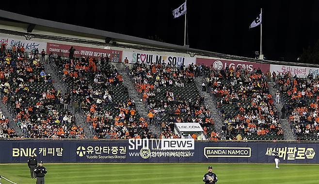 한국시리즈 맞아? 5-13 참담한 경기력에 절망한 한화 팬들, 경기 도중 자리 떴다