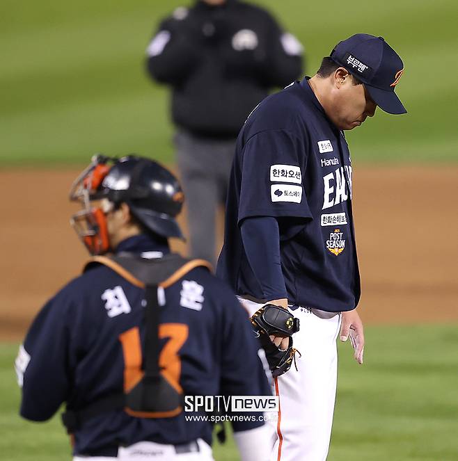 한국시리즈 맞아? 5-13 참담한 경기력에 절망한 한화 팬들, 경기 도중 자리 떴다