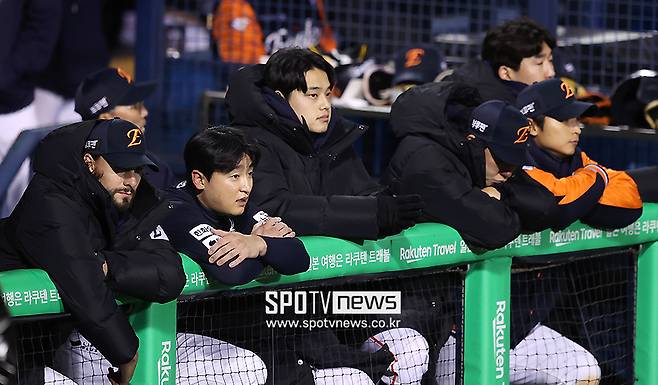 한국시리즈 맞아? 5-13 참담한 경기력에 절망한 한화 팬들, 경기 도중 자리 떴다