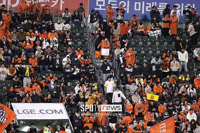 한국시리즈 맞아? 5-13 참담한 경기력에 절망한 한화 팬들, 경기 도중 자리 떴다