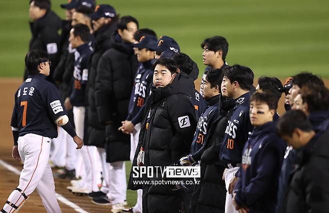 한국시리즈 맞아? 5-13 참담한 경기력에 절망한 한화 팬들, 경기 도중 자리 떴다