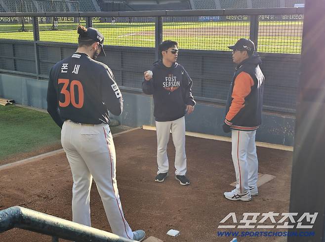 폰세 염탐? LG 오지환, 갑자기 한화 더그아웃에 나타난 이유 [잠실스케치]