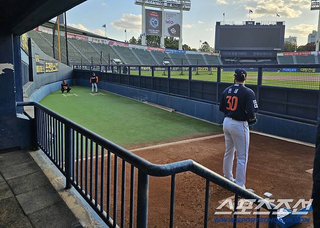 폰세 염탐? LG 오지환, 갑자기 한화 더그아웃에 나타난 이유 [잠실스케치]