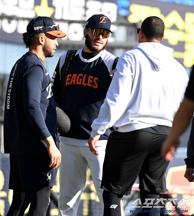 이러다 '제2의 플럿코' 될라. 김경문은 폰세 공개했는데 확답못한 염갈량. 치리노스 담증세에 LG 선발진 다 꼬인다[KS 포커스]