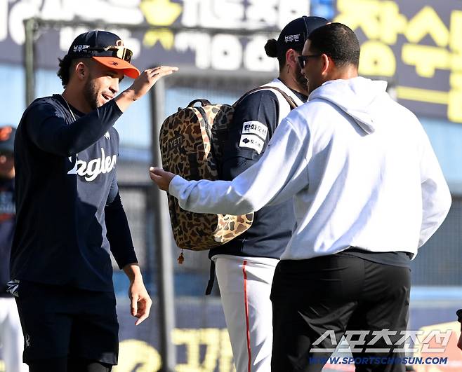 이러다 '제2의 플럿코' 될라. 김경문은 폰세 공개했는데 확답못한 염갈량. 치리노스 담증세에 LG 선발진 다 꼬인다[KS 포커스]