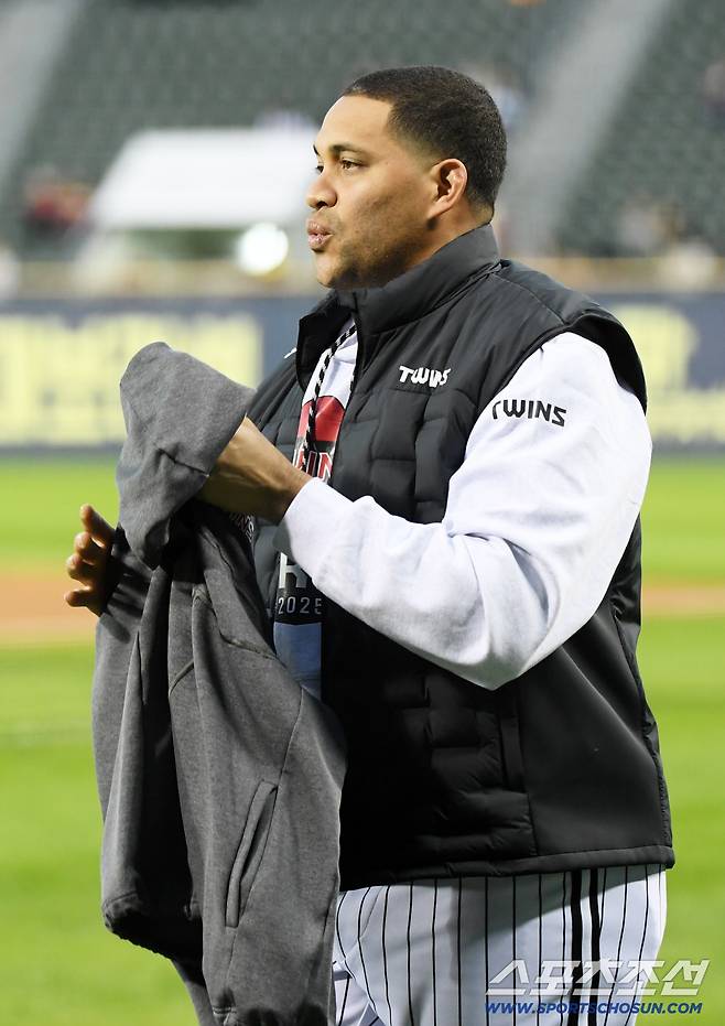 이러다 '제2의 플럿코' 될라. 김경문은 폰세 공개했는데 확답못한 염갈량. 치리노스 담증세에 LG 선발진 다 꼬인다[KS 포커스]