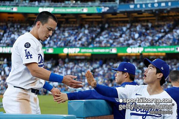 '아뿔싸' 한국 대표팀 선수가 월드시리즈에서 역적이 되다니...말도 안되는 실수→역전 3점 홈런, 다저스, 토론토에 2-4로 밀린다