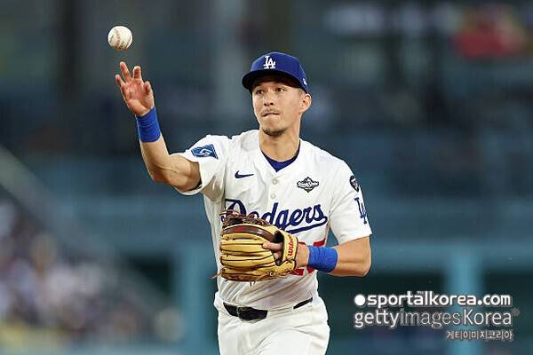 '아뿔싸' 한국 대표팀 선수가 월드시리즈에서 역적이 되다니...말도 안되는 실수→역전 3점 홈런, 다저스, 토론토에 2-4로 밀린다