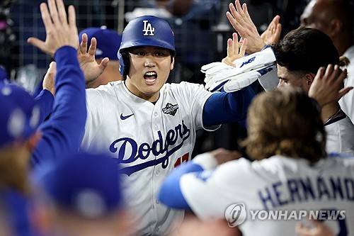 '오타니 홈런 1개-2루타 2개 폭발' LAD, 셔저 강판후 TOR에 4-4 동점 [WS3]