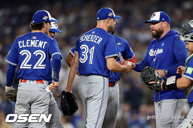 홈런 2방 얻어맞은 '사이영상 3회' 레전드, 5이닝 채우지 못하고 강판 [WS3]