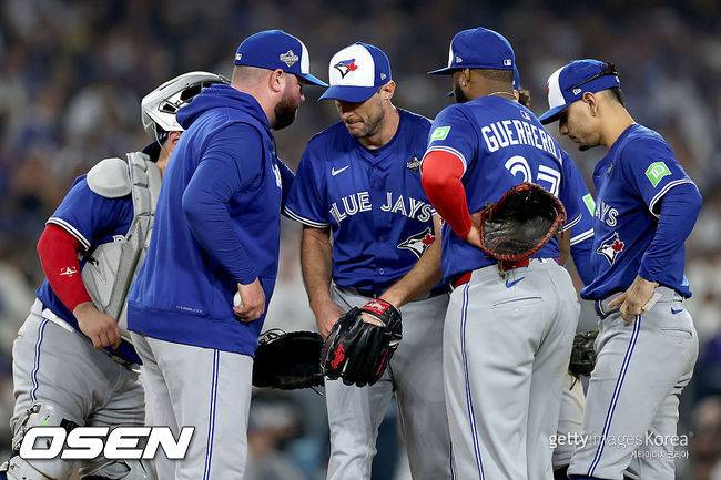 홈런 2방 얻어맞은 '사이영상 3회' 레전드, 5이닝 채우지 못하고 강판 [WS3]