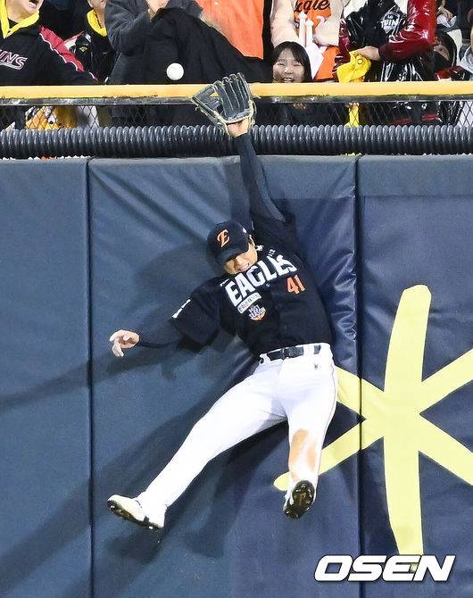 파울 홈런→펜스 맞는 2루타→기어코 투런 홈런, ‘4안타 5타점’ LG 최초 대기록 4번타자, 대폭발하다