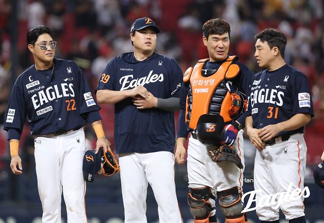 한화 분위기가 가라앉았다고? '더그아웃 리더' 이재원이 있다 [KS 피플]