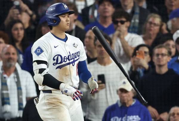 “차라리 거르고 말지” 2루타-홈런-2루타-홈런, 그리고 고의사구 4개...오타니, PS 최초 기록 [WS3]