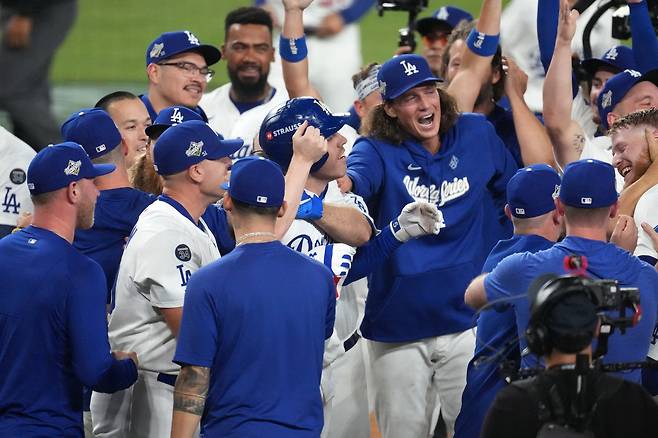 연장 18회·6시간39분의 대혈투, 하늘의 선택은 다저스였다···프리먼 끝내기홈런 앞세워 토론토에 6-5 승리, WS 2승1패 리드