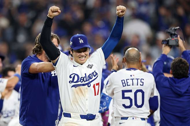 연장 18회·6시간39분의 대혈투, 하늘의 선택은 다저스였다···프리먼 끝내기홈런 앞세워 토론토에 6-5 승리, WS 2승1패 리드