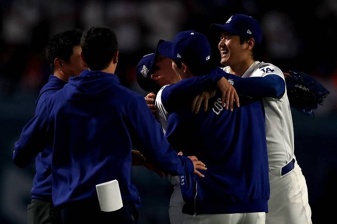 연장 18회·6시간39분의 대혈투, 하늘의 선택은 다저스였다···프리먼 끝내기홈런 앞세워 토론토에 6-5 승리, WS 2승1패 리드