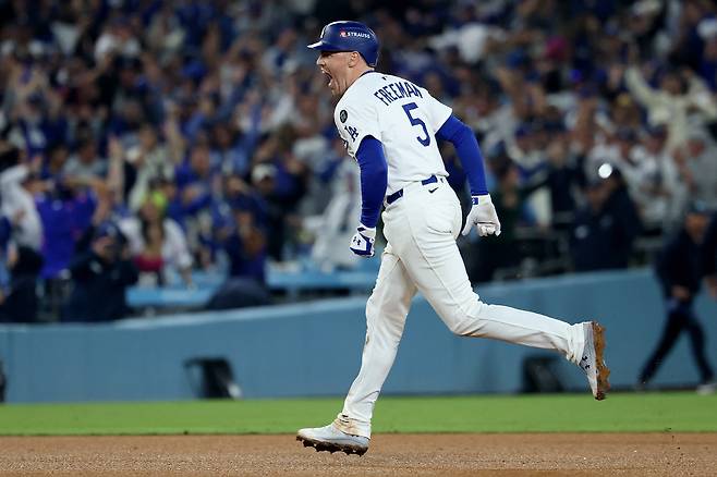 '피가 말랐다, 어떻게 또 이런 승부가' 오타니 기적의 9출루-프리먼 연장 18회 끝내기포...다저스, WS 3차전 천금 승리