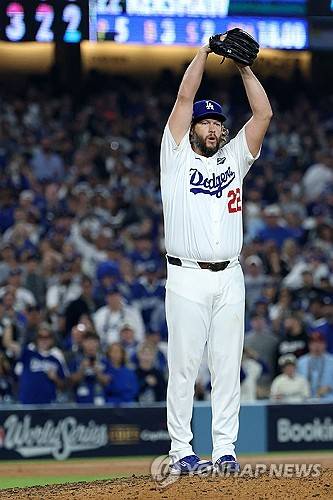 동점 연장 12회 2사 만루, 19일 쉰 '은퇴' 커쇼가 막은 낭만 [월드시리즈3]