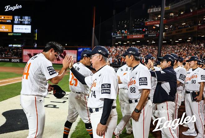 와이스를 왜 PO 5차전에 냈냐고?...KS에서 드러난 한화 불펜 민낯 [KS 포커스]