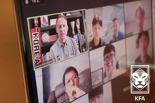 한국축구 역대급 '분노 유발+무능력자' 원하는 국대팀 있다?... 차기 행선지로 체코 대표팀 거론