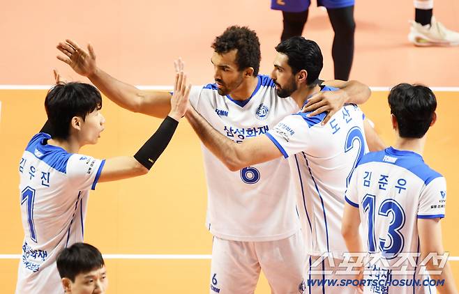 '대이변 1위 완파' 친정 폭격한 외국인 에이스…삼성화재, 우리카드 꺾고 시즌 첫 승[장충 리뷰]