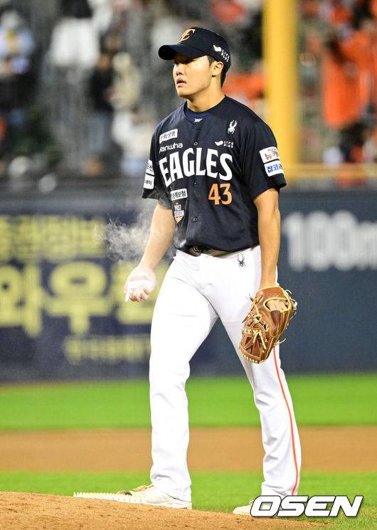 6점차 지고 있는데 왜 정우주가 나왔지? 한화 벤치 노림수는 이해되는데…결과는 실패, 연투로 핵심 카드 소모했다