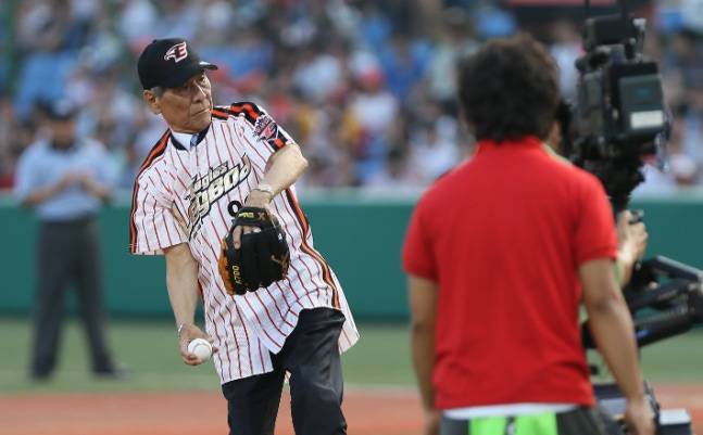 '한국시리즈 2연패' 한화 김경문 감독, '준우승 전문' 타이틀 벗을 수 있을까