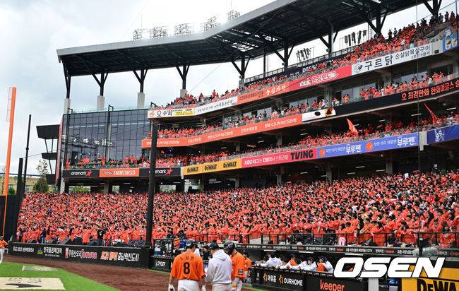 “남아 있는 우비가 없다” 왜 KS 3차전부터 ‘오렌지 물결’ 볼 수 없나