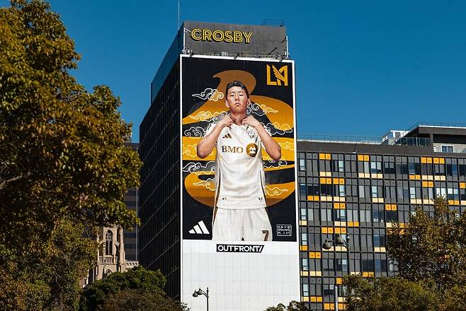 손흥민, 역사상 없었던 기록 확정…“리오넬 메시 완패 인정” 44.5% 압도적 득표율→4개월 만에 MLS 올해의 골 수상 확정 ‘LAFC 구단 역대 최초’