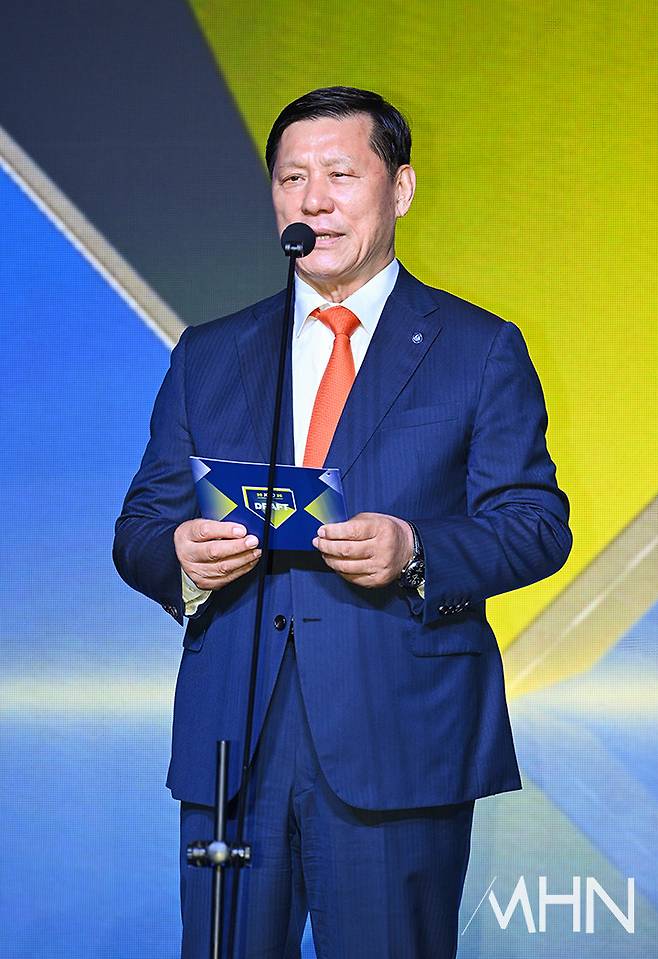 한국시리즈 관람 도중 50대 여성 심정지로 쓰러져 이송...허구연 KBO 병원 찾아