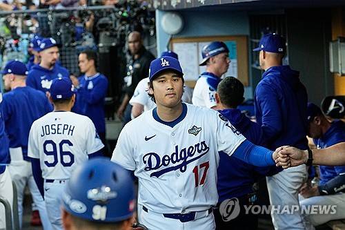 피곤해보인 오타니, 게레로에 역전 투런포 허용… WS 11타석 연속 출루 끝 [WS4]
