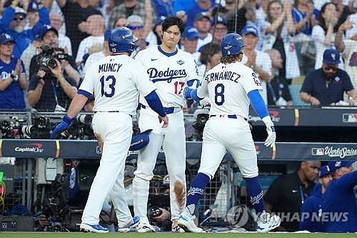 피곤해보인 오타니, 게레로에 역전 투런포 허용… WS 11타석 연속 출루 끝 [WS4]