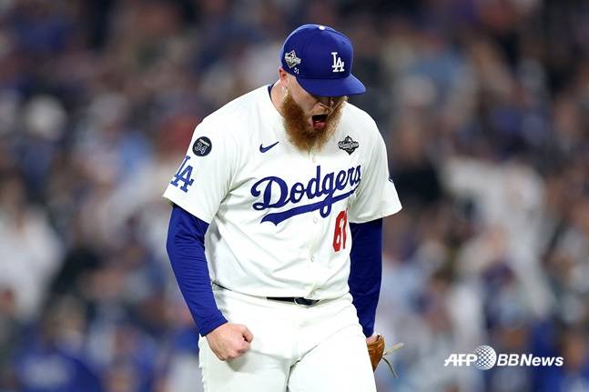 하룻밤 새 축하메시지 1000통, 전설의 악수 요청... 18회 역투서 LAD 살려냈더니, 대접이 달라졌다