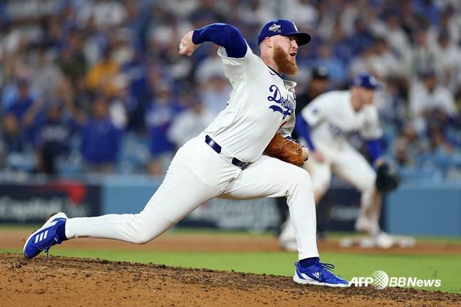 하룻밤 새 축하메시지 1000통, 전설의 악수 요청... 18회 역투서 LAD 살려냈더니, 대접이 달라졌다