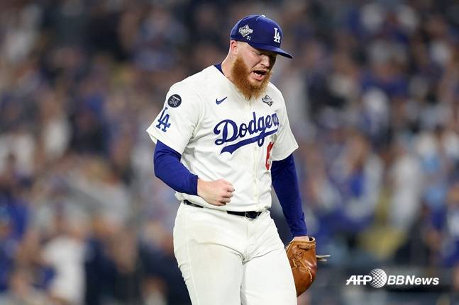 하룻밤 새 축하메시지 1000통, 전설의 악수 요청... 18회 역투서 LAD 살려냈더니, 대접이 달라졌다